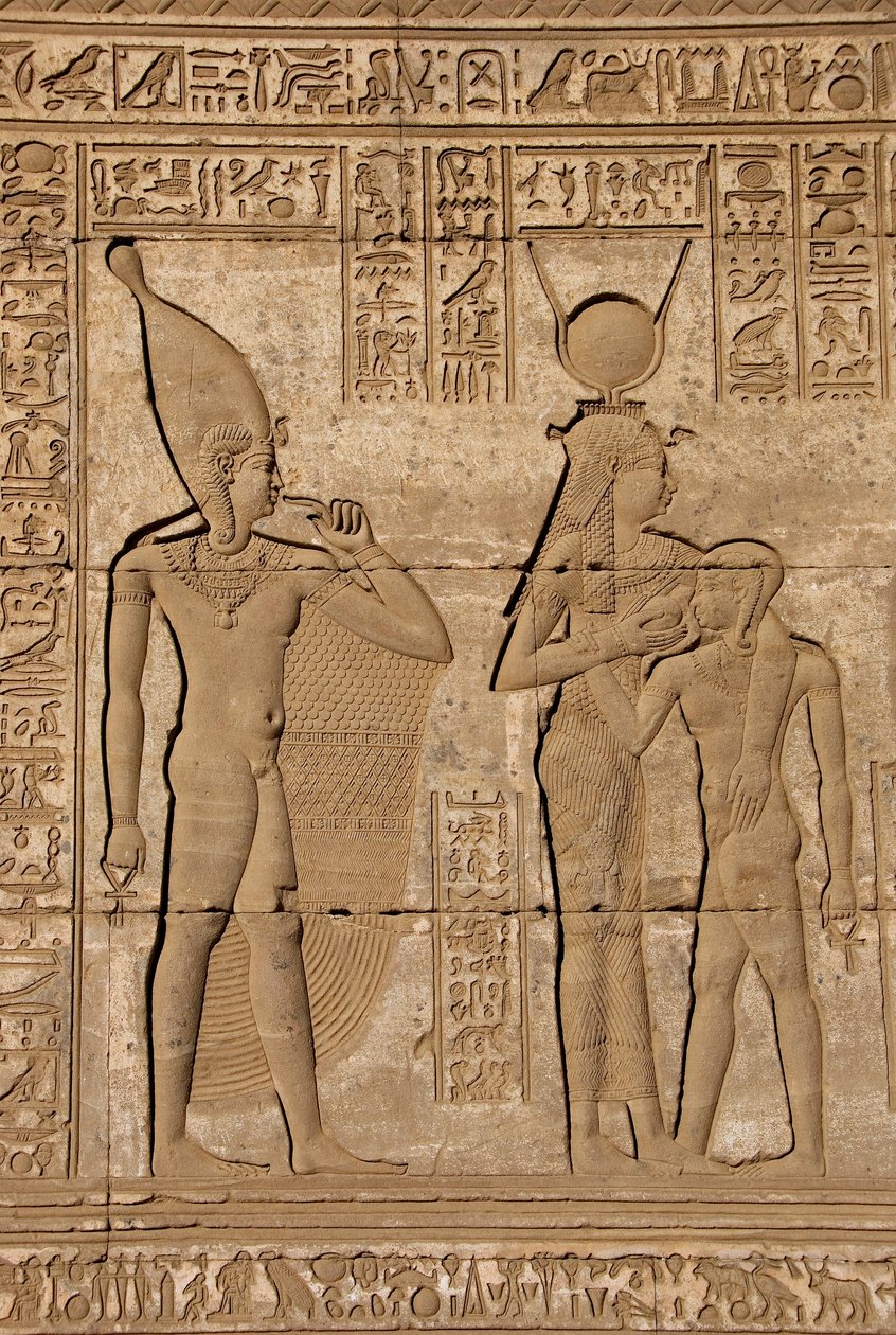Egyptisk antikvitet: romersk mammisi till minne av födelsen av Ihy, Hathors son - Detalj av reliefer och hieroglyfer: gudinnan Isis - Hathor som ammar sin son Ihi (Ihy) och bakom henne en annan bild av Ihi med ett finger i munnen som indikerar att det är a av Egyptian Ptolemaic Period