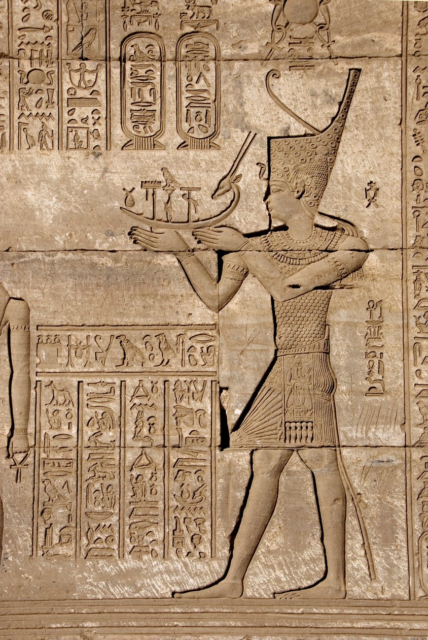 Egyptisk antikvitet: romersk mammisi till minne av födelsen av Ihy, son till Isis - Detalj av reliefer och hieroglyfer, Hathors tempel, Denderah, Egypten - Egyptisk civilisation: en man som bär en symbolisk bark, detalj av en romersk mammisi, till minne av av Egyptian Ptolemaic Period