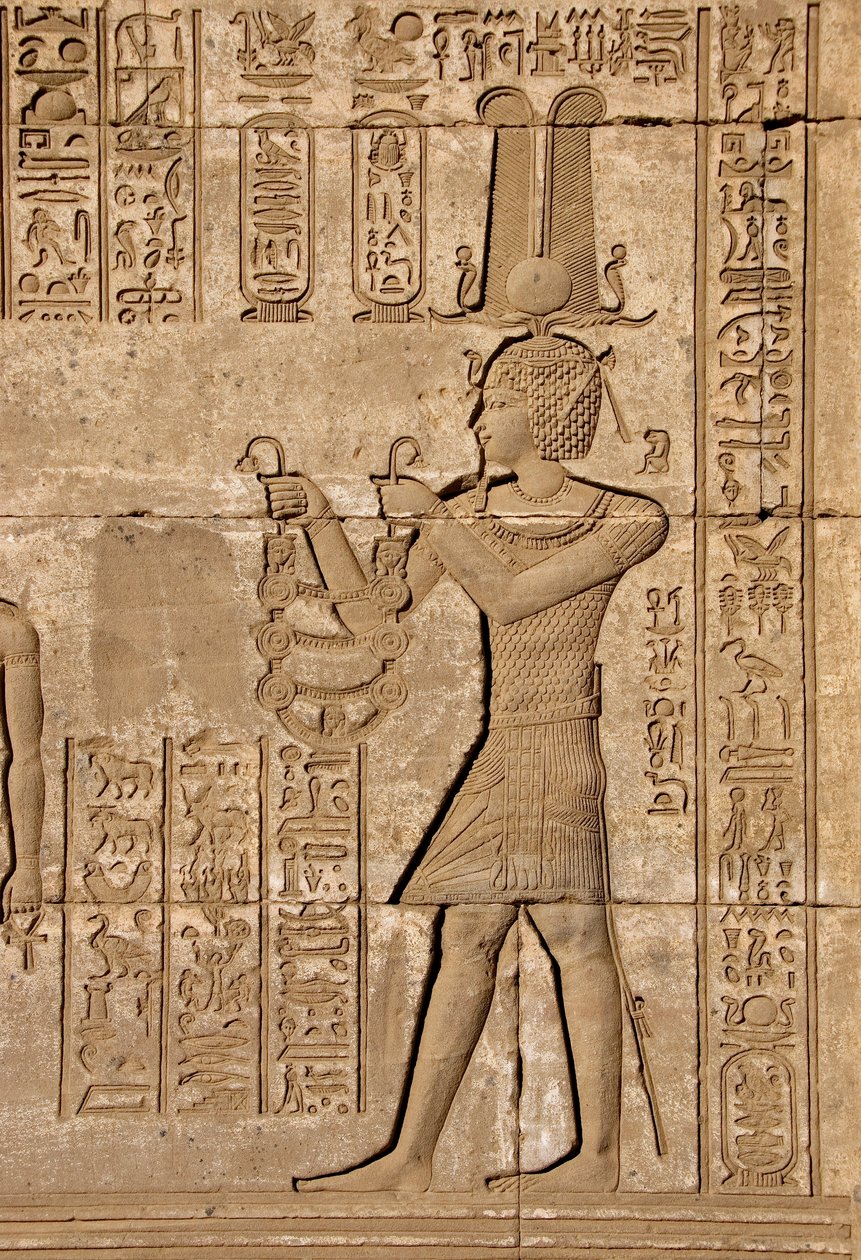 Egyptisk antikvitet: Romersk mammisi till minne av födelsen av Ihy, son till Isis - Detalj av reliefer och hieroglyfer: Kejsar Trajanus bär offer till gudinnan Hathor - Hathors tempel, Denderah, Egypten - Egyptisk civilisation: Kejsar Trajanus bär av Egyptian Ptolemaic Period