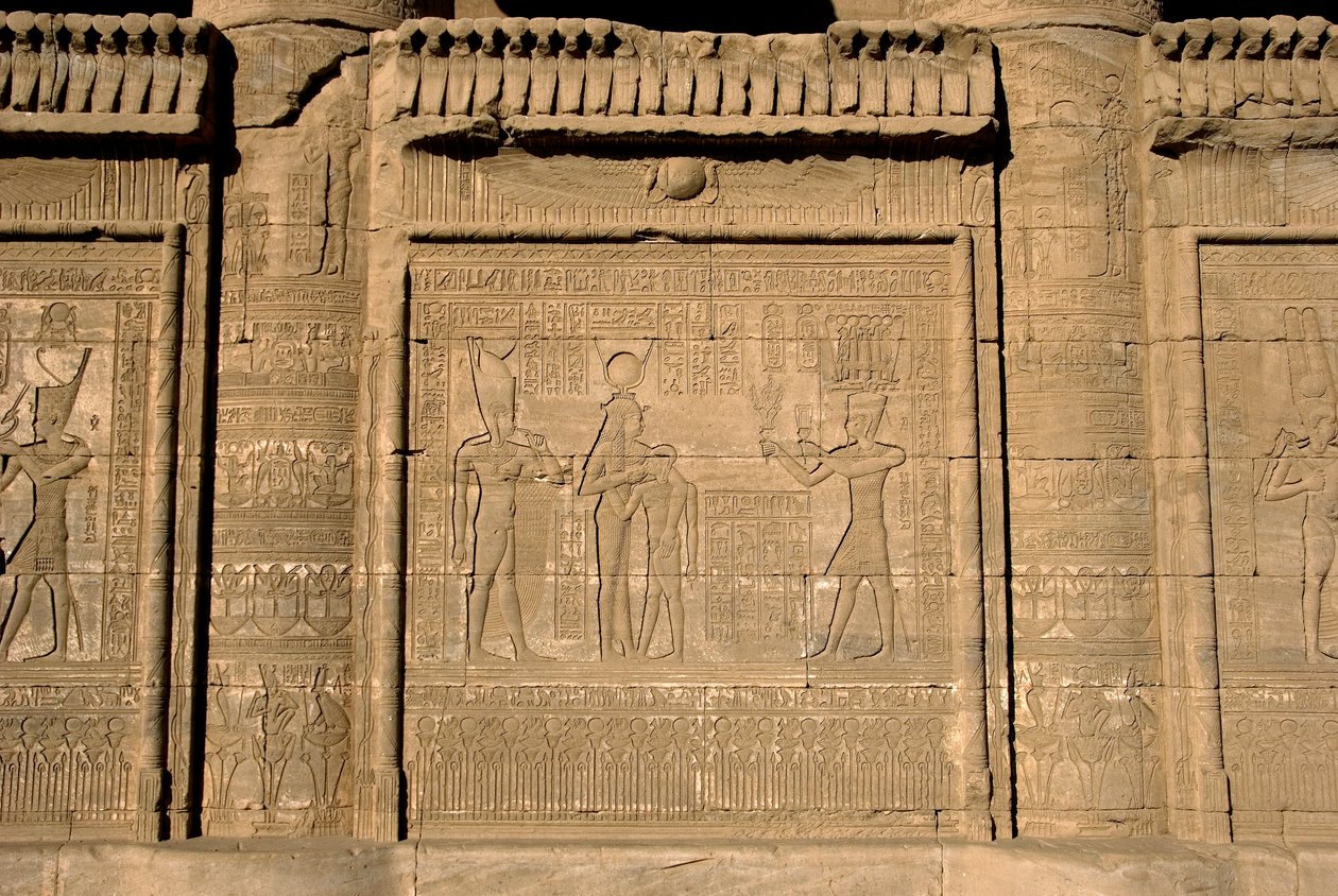 Egyptisk antiken: romersk mammisi till minne av födelsen av Ihy, son till Isis. Hathors tempel, Denderah, Egypten av Egyptian Ptolemaic Period