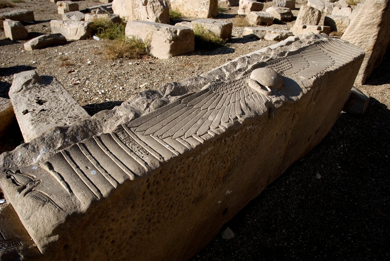Egyptisk antiken: arkitrav av templet tillägnat Hathor, Dendera, Egypten av Egyptian Ptolemaic Period