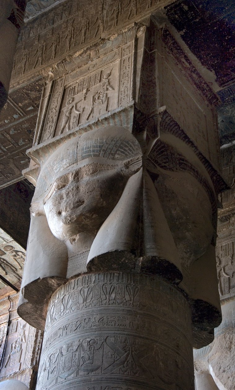 Egyptisk antiken: huvudstad av kolonner dekorerad med representationen av gudinnan Hathor. Hathors tempel, Dendera, Egypten av Egyptian Ptolemaic Period