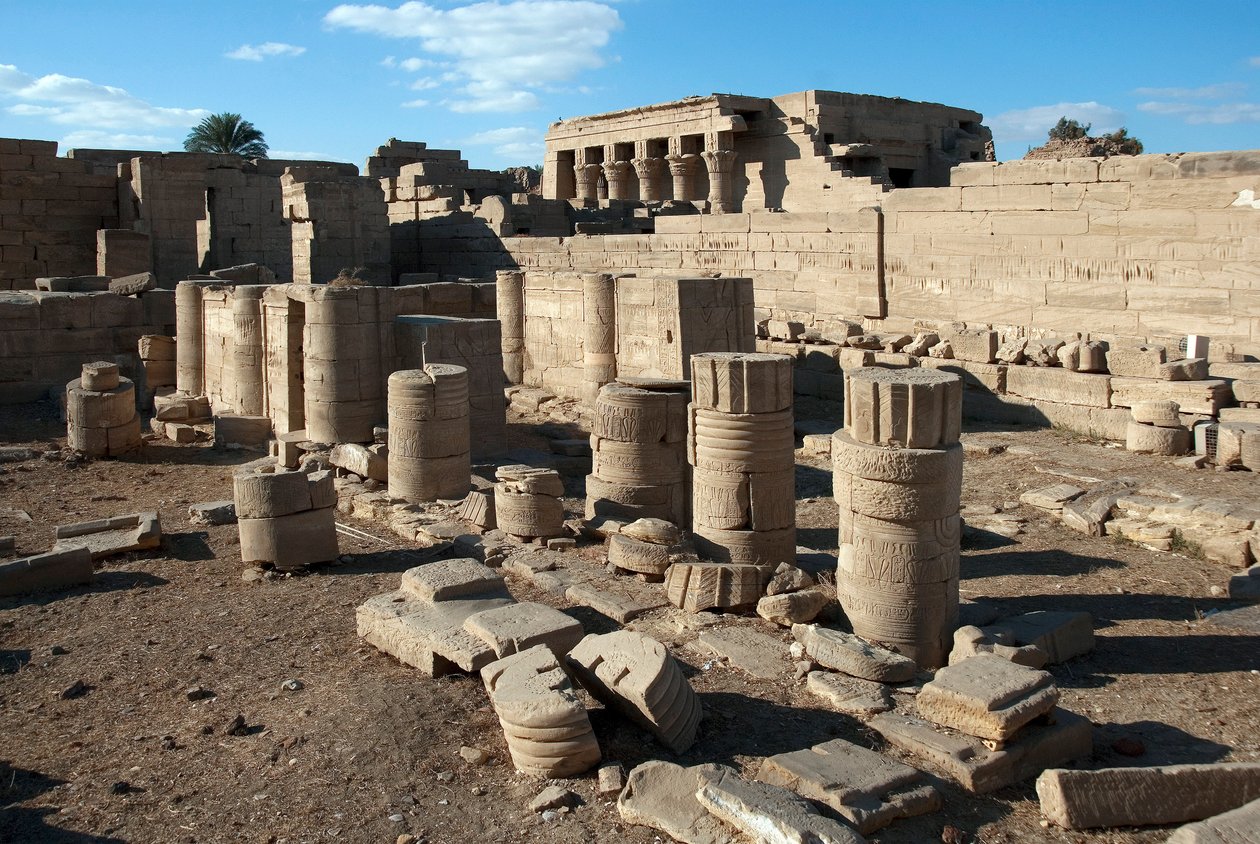 Egyptisk antiken: kolonner i templet tillägnad Hathor, Dendera, Egypten av Egyptian Ptolemaic Period
