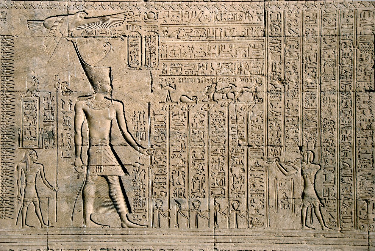 Egyptisk antikvitet: yttre relief med hieroglyfer. Hathortemplet, Denderah, Egypten - Egyptisk civilisation: hierogyfer och figurer ristade på väggen i Hathortemplet (eller Tentyras tempel) i Denderah, byggt under Pepi I:s regering (ca 2250 f.Kr.) - av Egyptian Ptolemaic Period