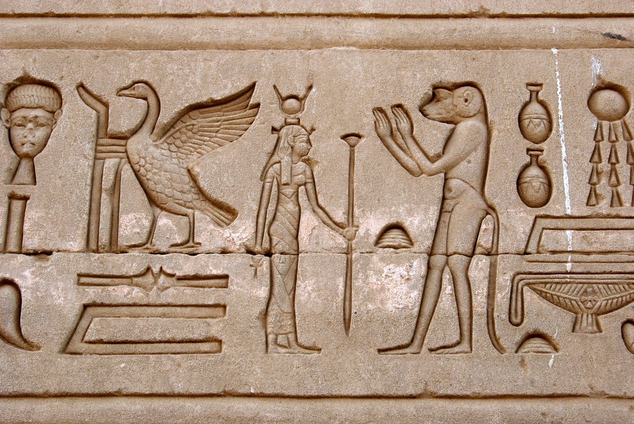 Egyptisk antikvitet: hieroglyfer på den östra väggen av Hathor-templet, Denderah, Egypten - Egyptisk civilisation: hieroglyfer ristade på väggen av Hathor-templet (eller Tentyra-templet) i Denderah, byggt under Pepi I:s regeringstid (ca 2250 f.Kr.) - Dende av Egyptian Ptolemaic Period