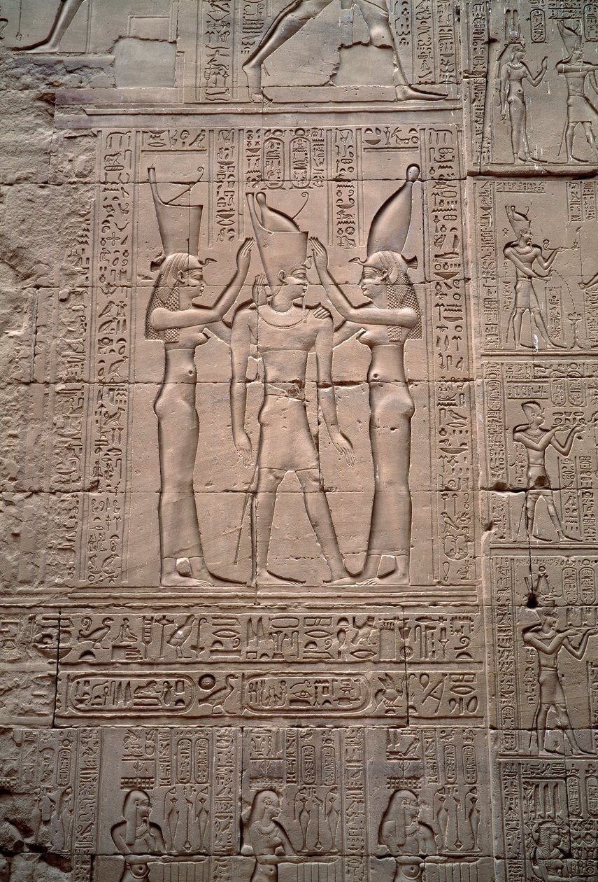 Egyptisk antiken: lågrelief som representerar kröningen av kung Ptolemaios IV. Horus tempel, Edfu, Egypten av Egyptian Ptolemaic Period