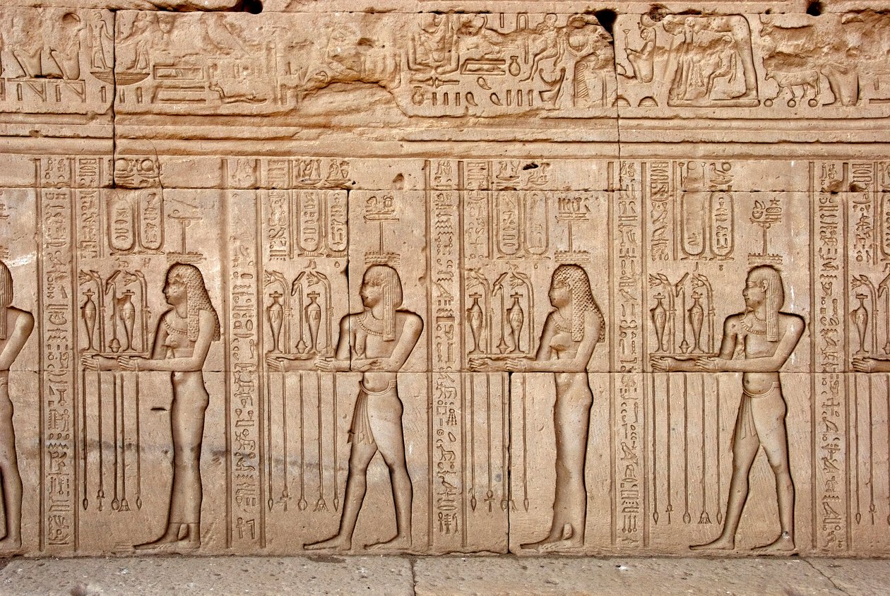 Egyptisk antikvitet: erbjudanden och hyllningar till gudinnan, Hathortemplet, Denderah, Egypten - Egyptisk civilisation: erbjudanden och hyllningar till gudinnan - Figurer ristade på väggen i Hathortemplet (eller Tentyratemplet) i Denderah, av Egyptian Ptolemaic Period
