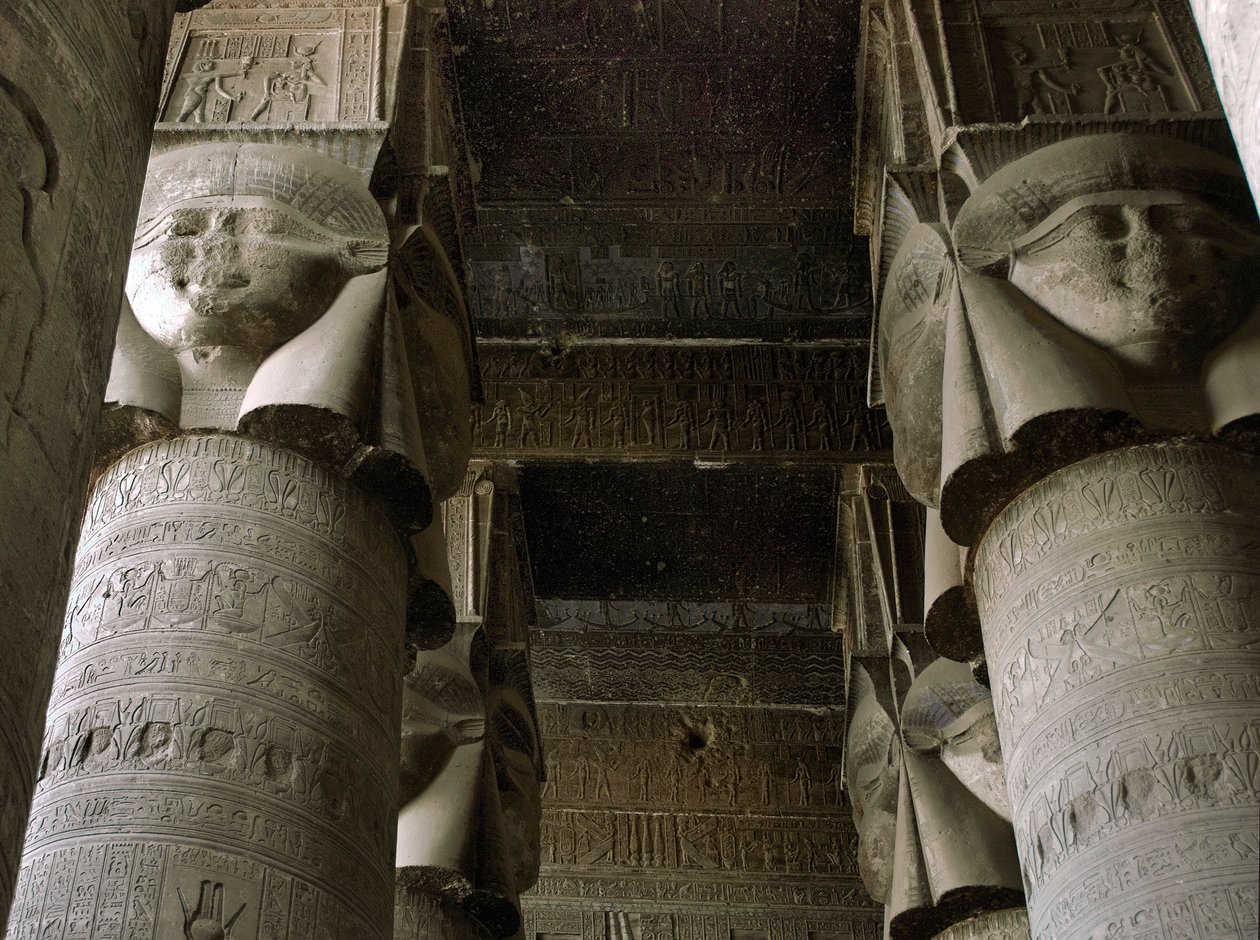 Egyptisk antikvitet: delvis utsikt över hypostilrummet med kolonner dekorerade med representationen av gudinnan Hathor. Hathors tempel, Dendera, Egypten av Egyptian Ptolemaic Period