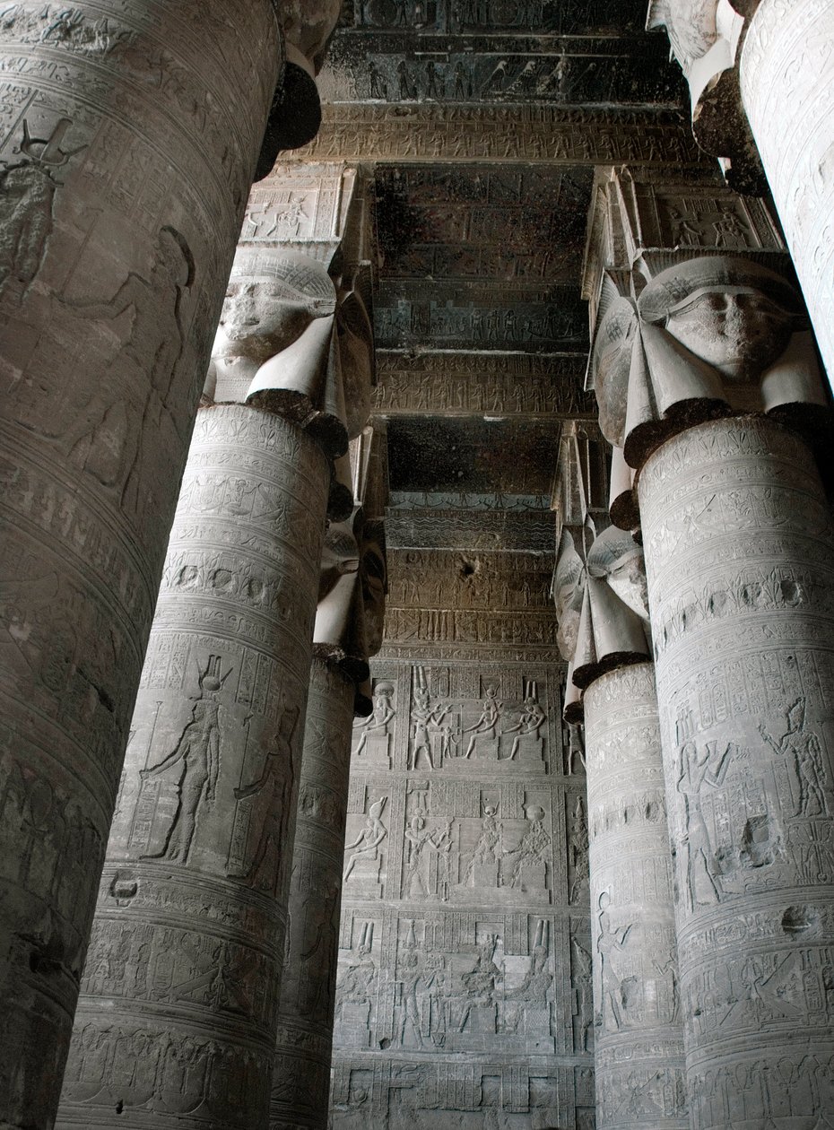 Egyptisk antikvitet: delvis utsikt över hypostilrummet med kolonner dekorerade med representationen av gudinnan Hathor. Hathors tempel, Dendera, Egypten av Egyptian Ptolemaic Period