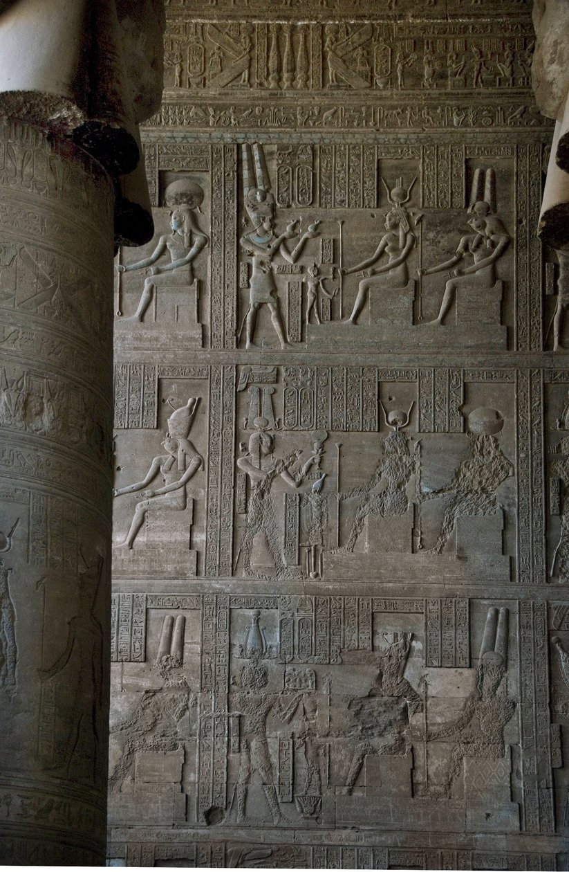 Egyptisk antikvitet: reliefer inuti hypostilrummet i templet tillägnat Hathor, Dendera, Egypten av Egyptian Ptolemaic Period