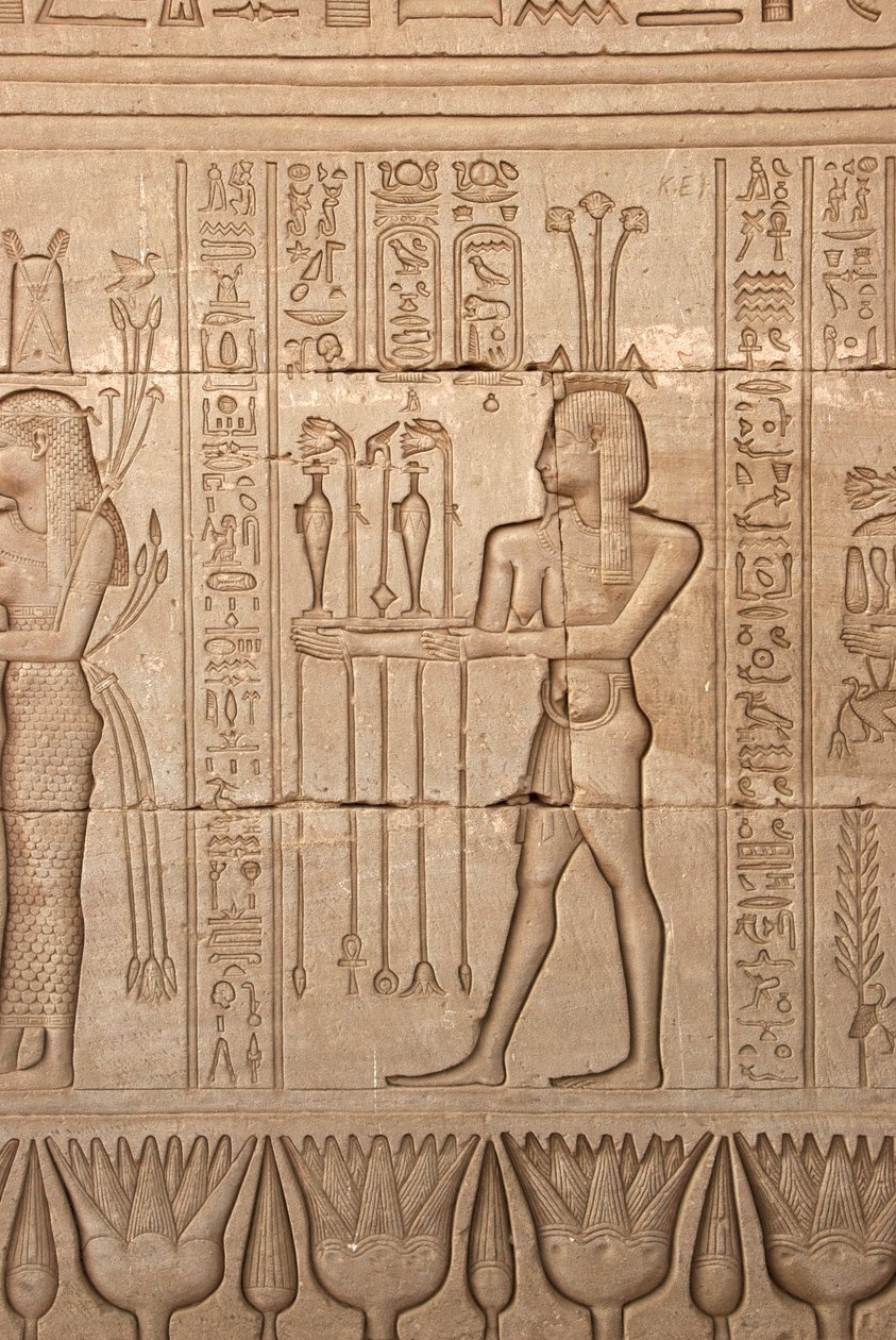 Egyptisk antiken: representation av en man som ger offer som hyllning till gudinnan, Hathors tempel, Dendera, Egypten av Egyptian Ptolemaic Period