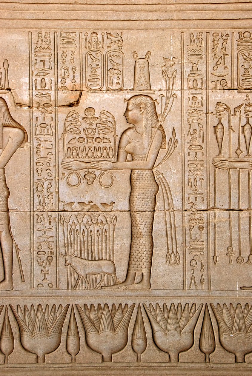 Egyptisk antikvitet: representation av en kvinna som ger offer till gudinnan, Hathortemplet, Denderah, Egypten - Egyptisk civilisation: kvinna som ger offer till gudinnan Hathor - Figur ristad på väggen av Hathortemplet (eller Tentyras tempel) i av Egyptian Ptolemaic Period