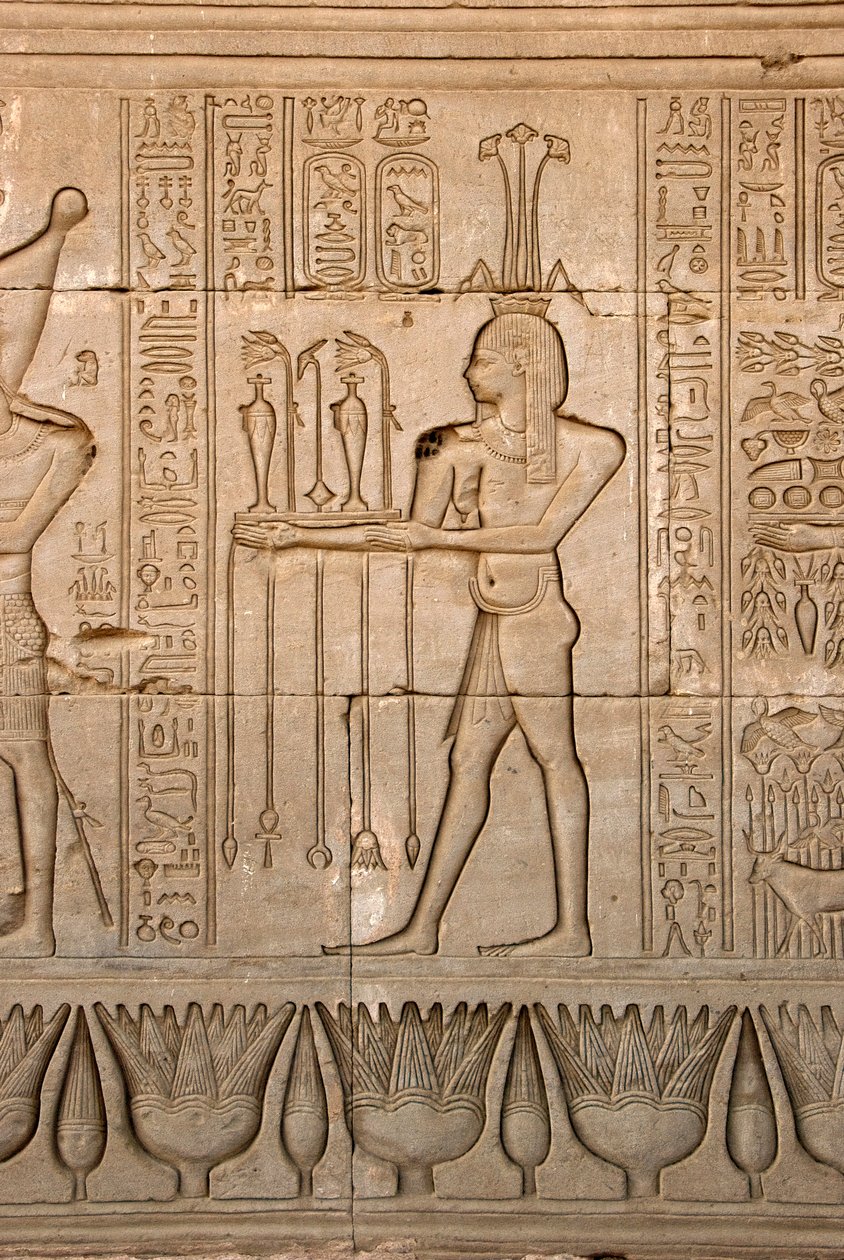 Egyptisk antikvitet: representation av Nilens gud, Hapy och hieroglyfer, Hathortemplet, Denderah, Egypten - Egyptisk civilisation: Nilens gud, Hapy och hieroglyfer ristade på väggen av Hathortemplet (eller Tentyras tempel) i Denderah, av Egyptian Ptolemaic Period