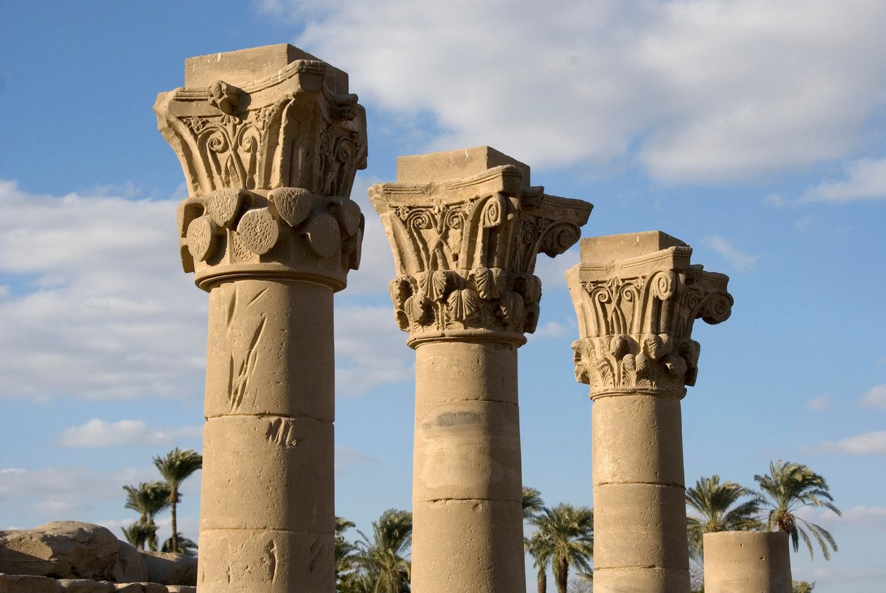 Egyptisk antiken: utsikt över kioskens kolumner framför ingången till templet tillägnat gudinnan Hathor. 81-117 e.Kr. Dendera, Egypten av Egyptian Ptolemaic Period