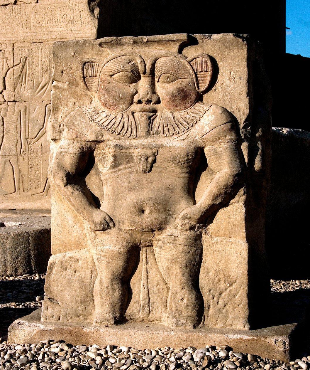 Egyptiska antikviteter: gudomen Bes. Detalj av en lågrelief av templet tillägnat gudinnan Hathor. Hathors tempel, Dendera (Dendera), Egypten av Egyptian Ptolemaic Period
