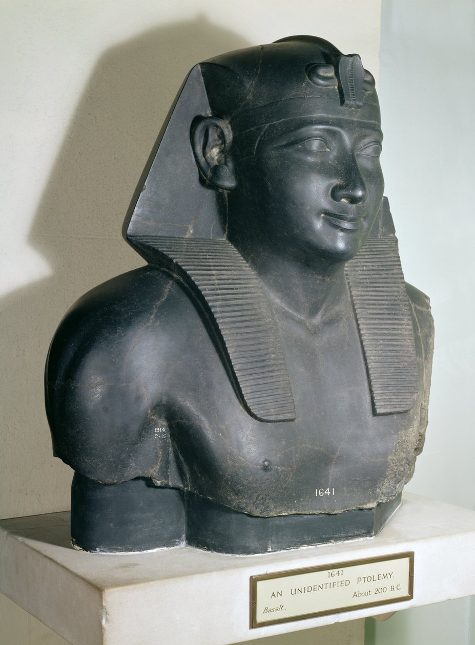 Fragment av en staty i egyptisk stil av Ptolemaios I, 305-283 f.Kr. (basalt) av Egyptian Ptolemaic Period