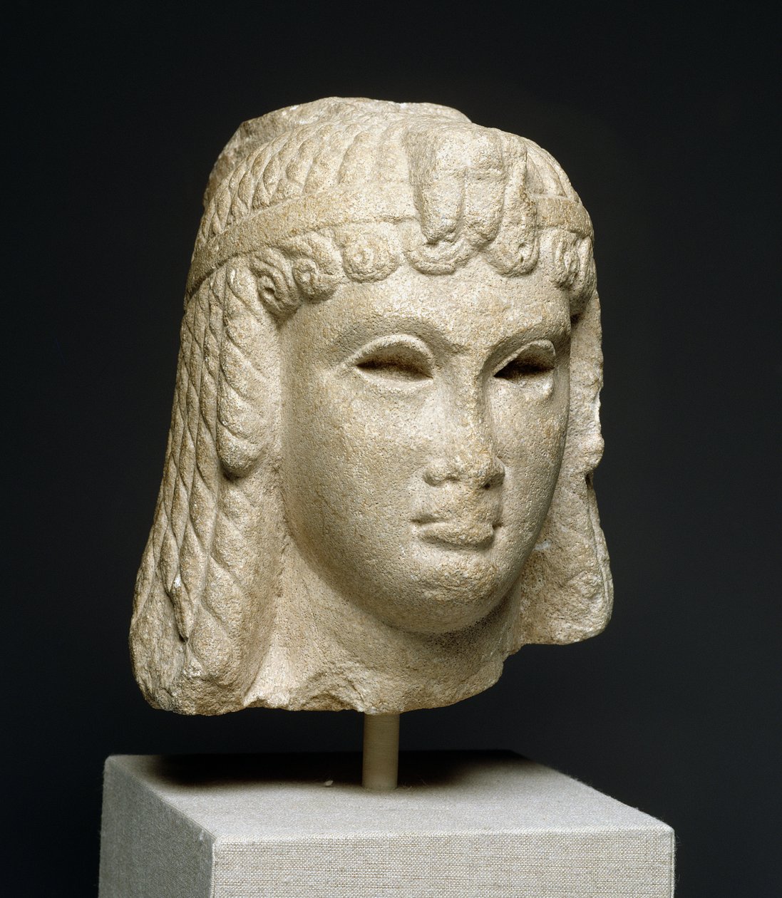 Huvud av en drottning som bär en tung peruk, möjligen Cleopatra VII (69-30 f.Kr.) (marmor) av Egyptian Ptolemaic Period