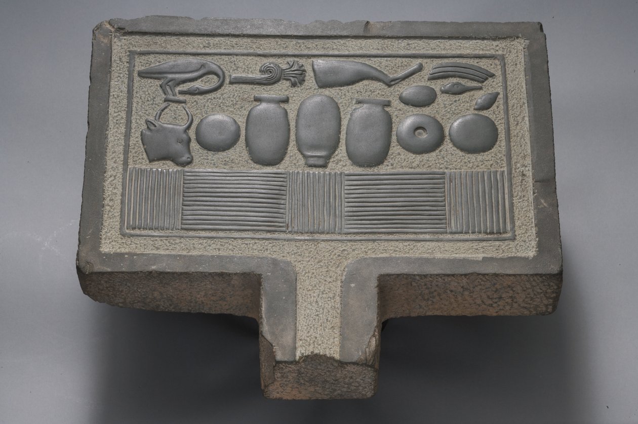 Offerbord (gråvacke) av Egyptian Ptolemaic Period