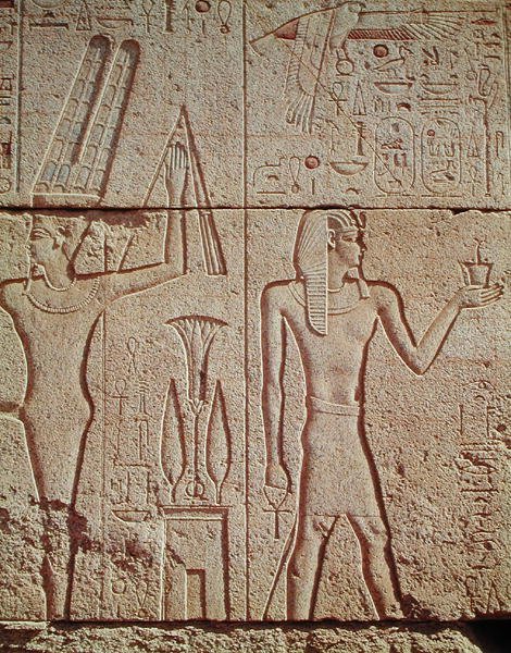 Relief föreställande Philip Arridaeus (323-317 f.Kr.) som håller ett rökelsekar framför Amun med guden Min till vänster, från Philip Arridaeus helgedom, makedonska dynastin av Egyptian Ptolemaic Period