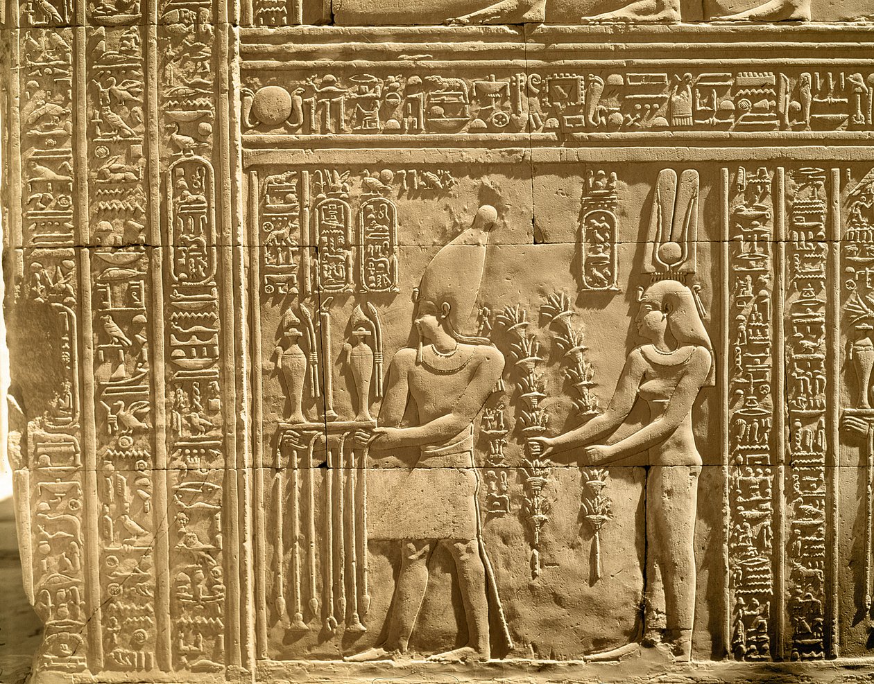 Relief som visar Ptolemaios VIII Euergetes II (Physkon) och Cleopatra III som ger offer till gudarna av Egyptian Ptolemaic Period