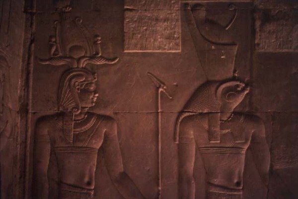 Relief föreställande Ptolemaios XII (ca 112-51 f.Kr.) och Horus (sten) av Egyptian Ptolemaic Period
