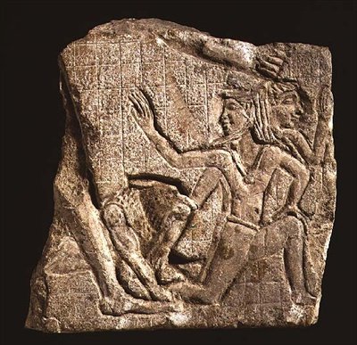 Skulptörsmodell föreställande en kung med ett lejon som slår fiender, ca 400-201 f.Kr. (kalksten) av Egyptian Ptolemaic Period