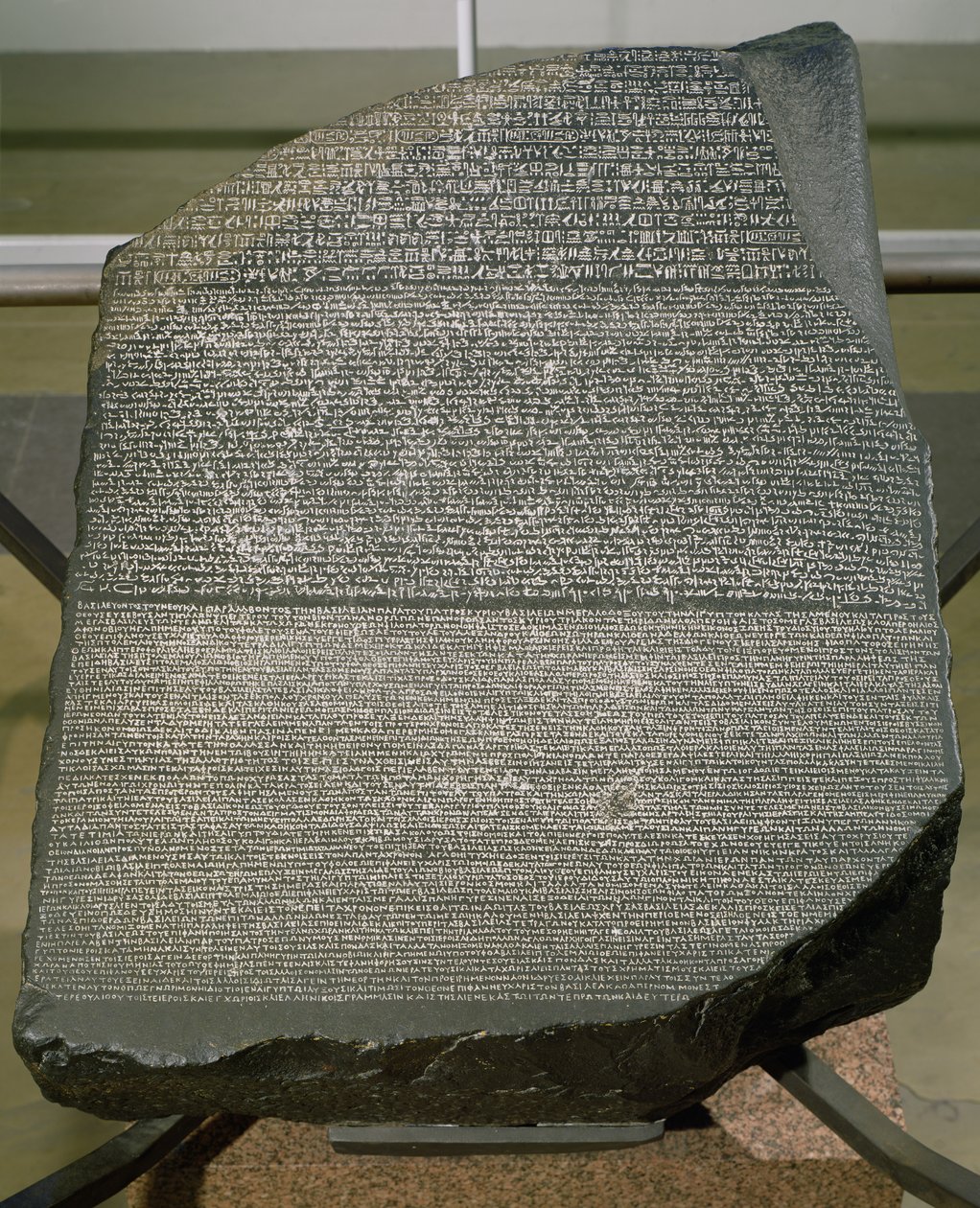 Rosettastenen, från Fort St. Julien, El-Rashid (Rosetta) 196 f.Kr. (sten) (se även 2359) av Egyptian Ptolemaic Period
