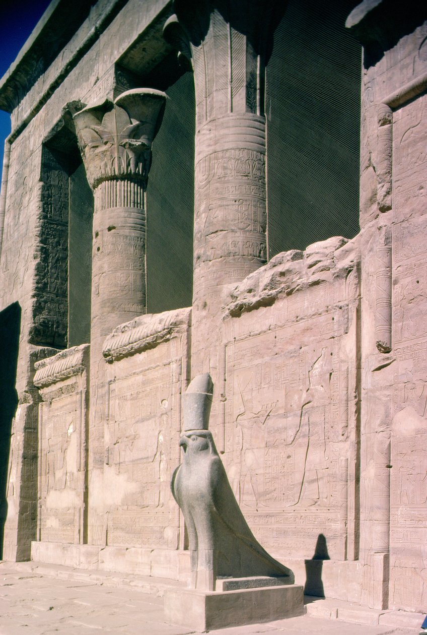 Utsikt över sandstensfasaden av Horustemplet av Egyptian Ptolemaic Period