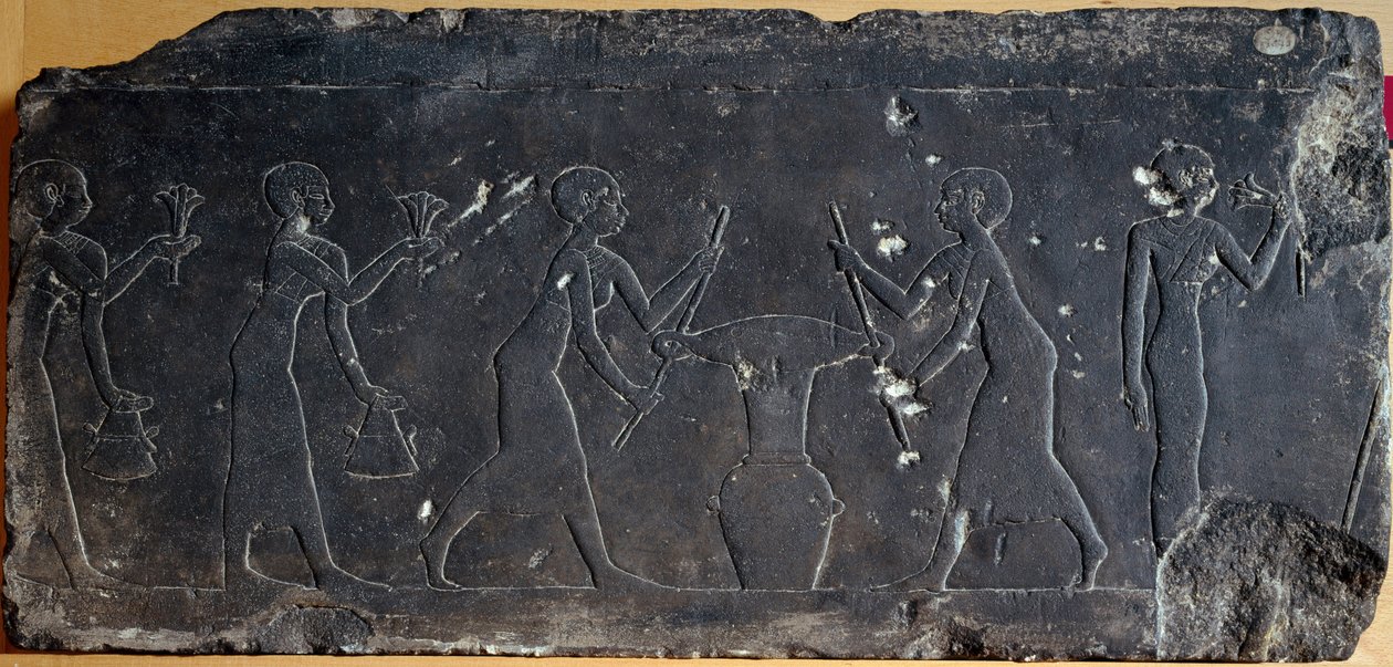 Egyptisk antikvitet: kalkstensplatta med låg relief föreställande pressning av lotusblommor, 8:e till 7:e århundradet f.Kr (relief) av Egyptian School