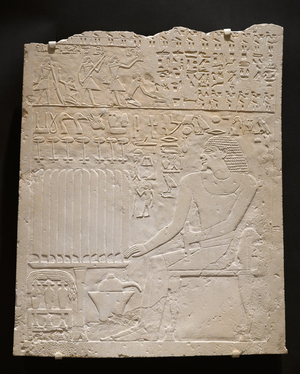 Relief från Khnumtis grav, ca 2345-2184 f.Kr. (vit kalksten) av Egyptian School
