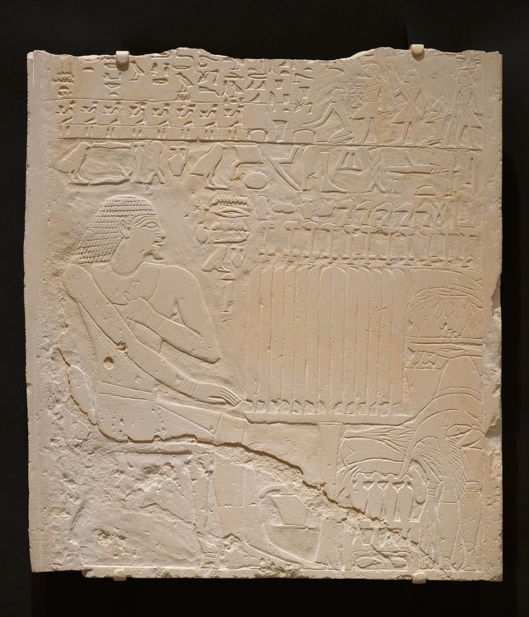 Relief från Khnumtis grav, ca 2345-2184 f.Kr. (vit kalksten) av Egyptian School