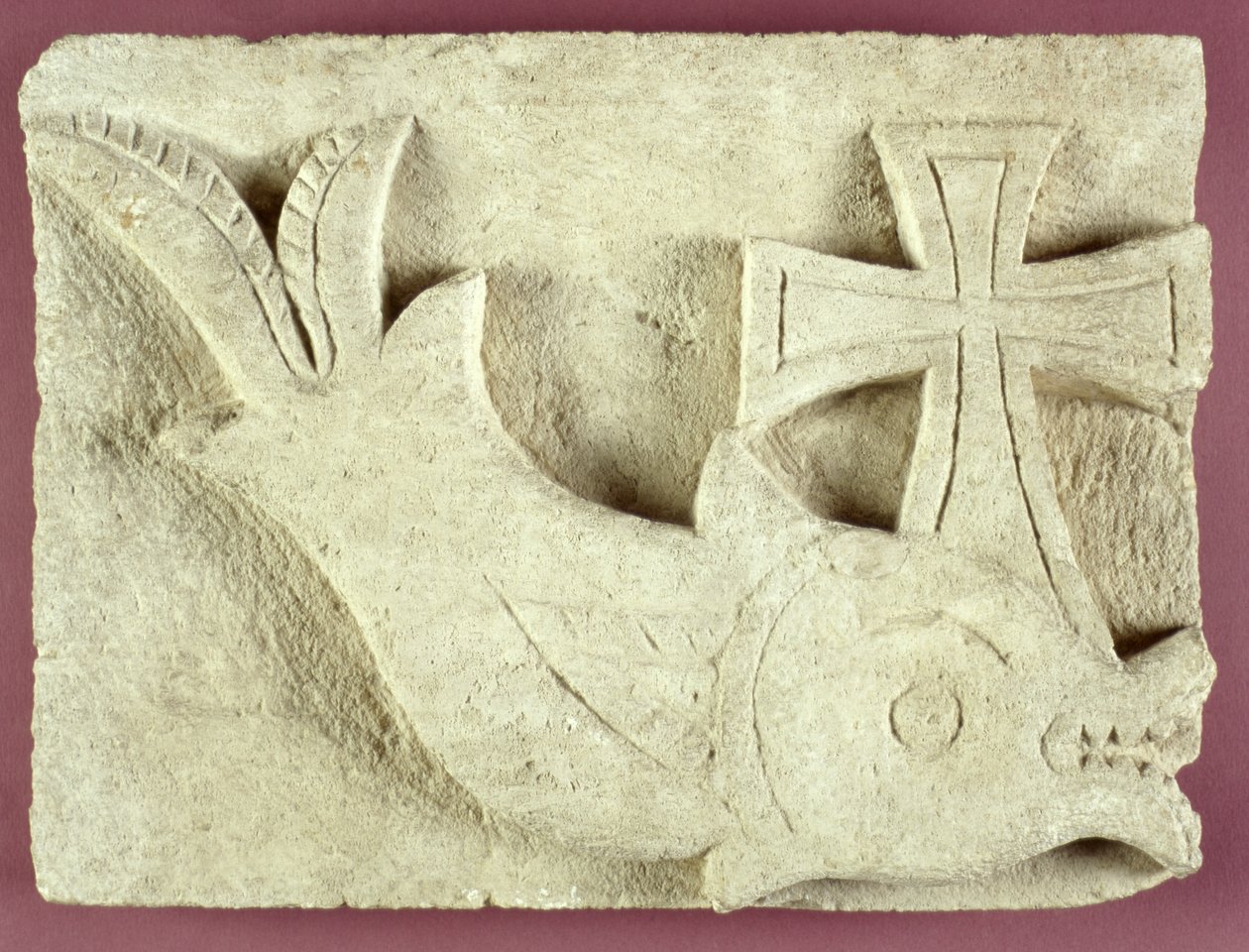 Relief av en delfin som bär ett kors (kalksten) av Egyptian School