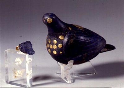 Votivduva och hängsmycke i form av ett tjurhuvud, från Susa, sydvästra Iran, ca 1150 f.Kr. (lapis lazuli & guld) (se även 214127) av Elamite