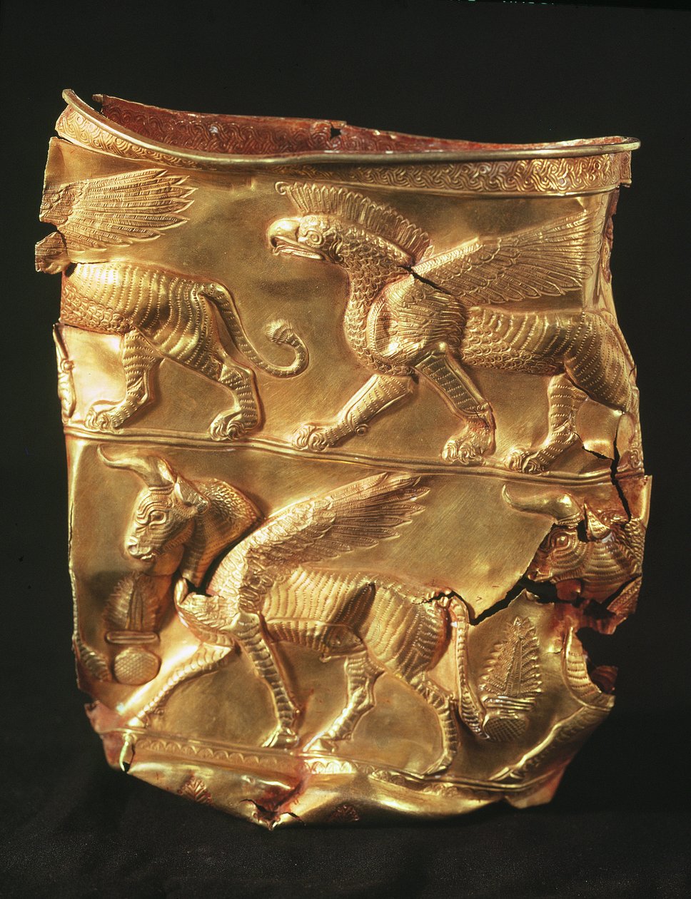 Bägare dekorerad med bevingad tjur och monster med örnhuvuden, från Marlik, Iran (guld) av Elamite