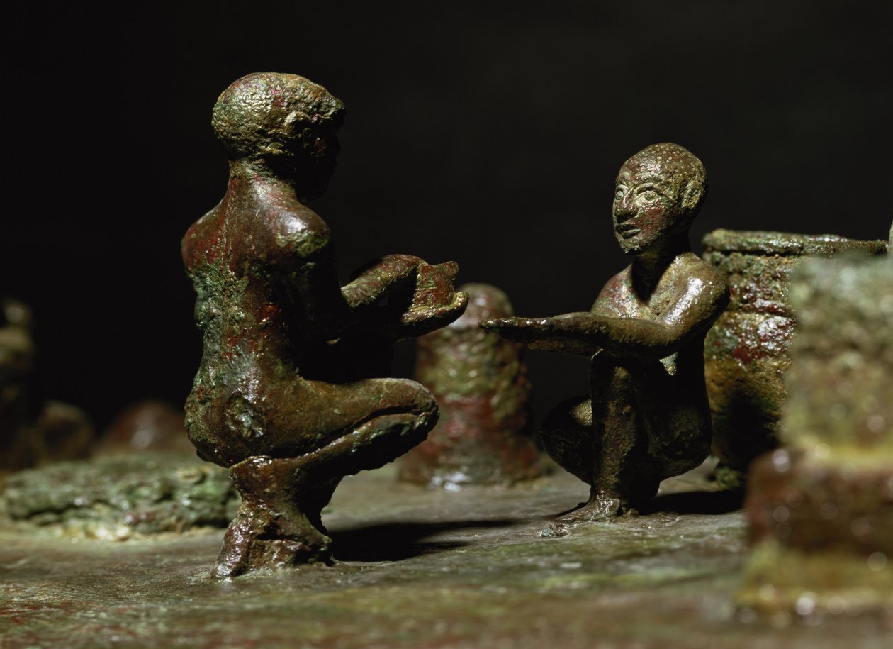 Hukande figurer från en liten gruppstaty som föreställer Sit Shimsi, riten till den uppgående solen, Elamiteperioden, från Susa, sydvästra Iran, ca 1150 f.Kr. (brons) av Elamite