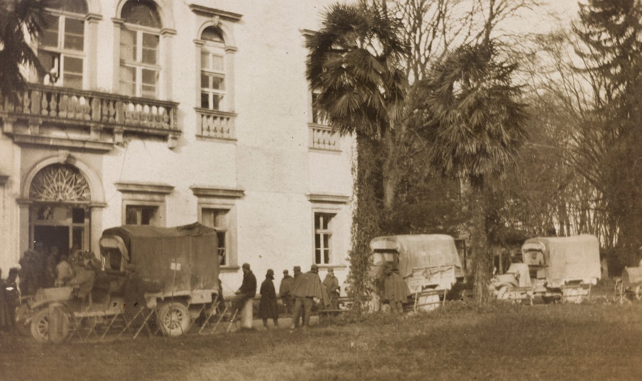 Album av första världskriget i Friuli-Venezia Giulia: ankomst av ambulansen med de sårade i Villa Brazzà, hem till 17 av krigssjukhuset i Soleschiano Manzano, 25/11/1915 (s/v foto) av Elena Bianconcini