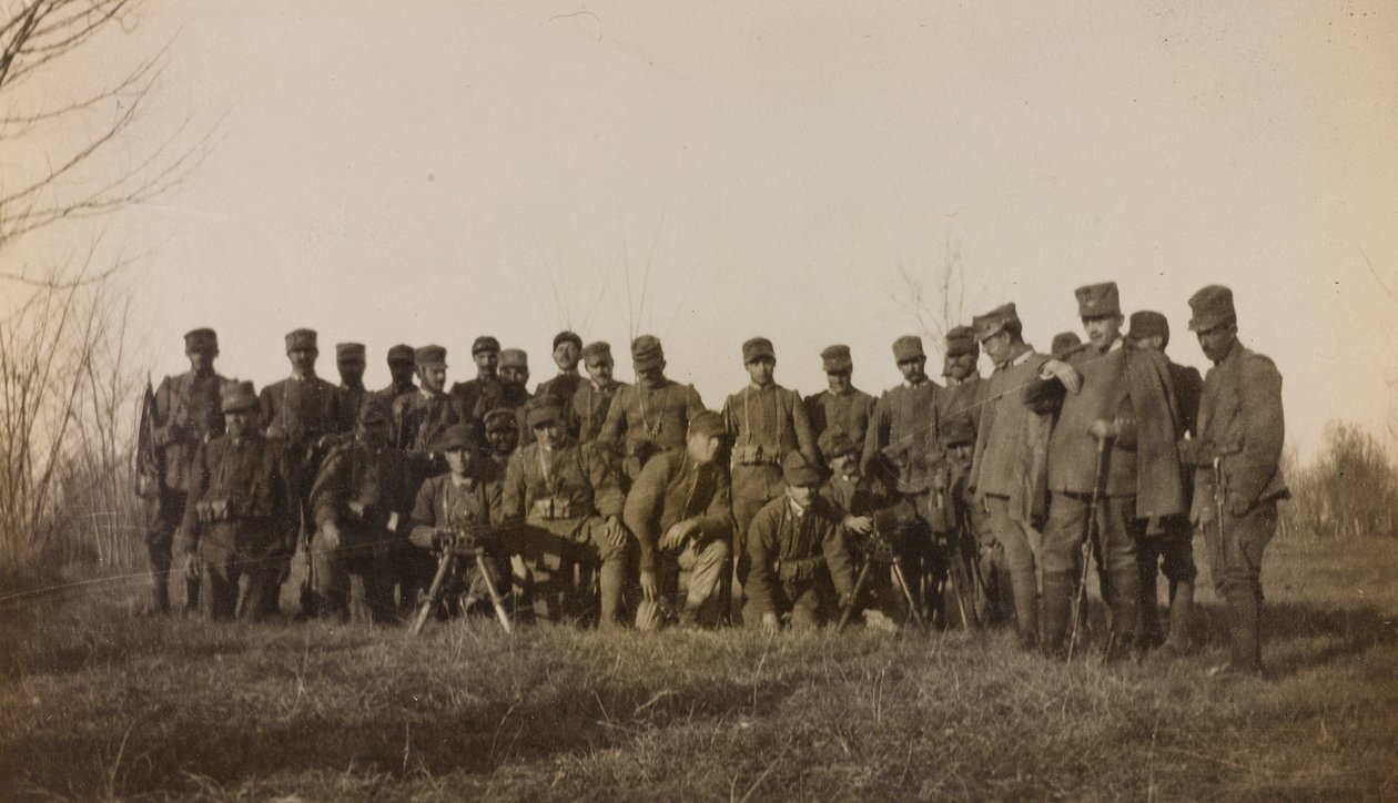 Album av första världskriget i Friuli-Venezia Giulia: gruppporträtt av soldaterna från infanteriet 112.mo med två maskingevär nära flodtornet av Elena Bianconcini