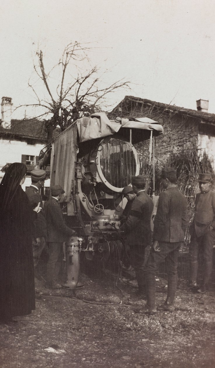 Album av första världskriget i Friuli-Venezia Giulia: fotoelektrisk bil, 1916-04-01 (s/v foto) av Elena Bianconcini