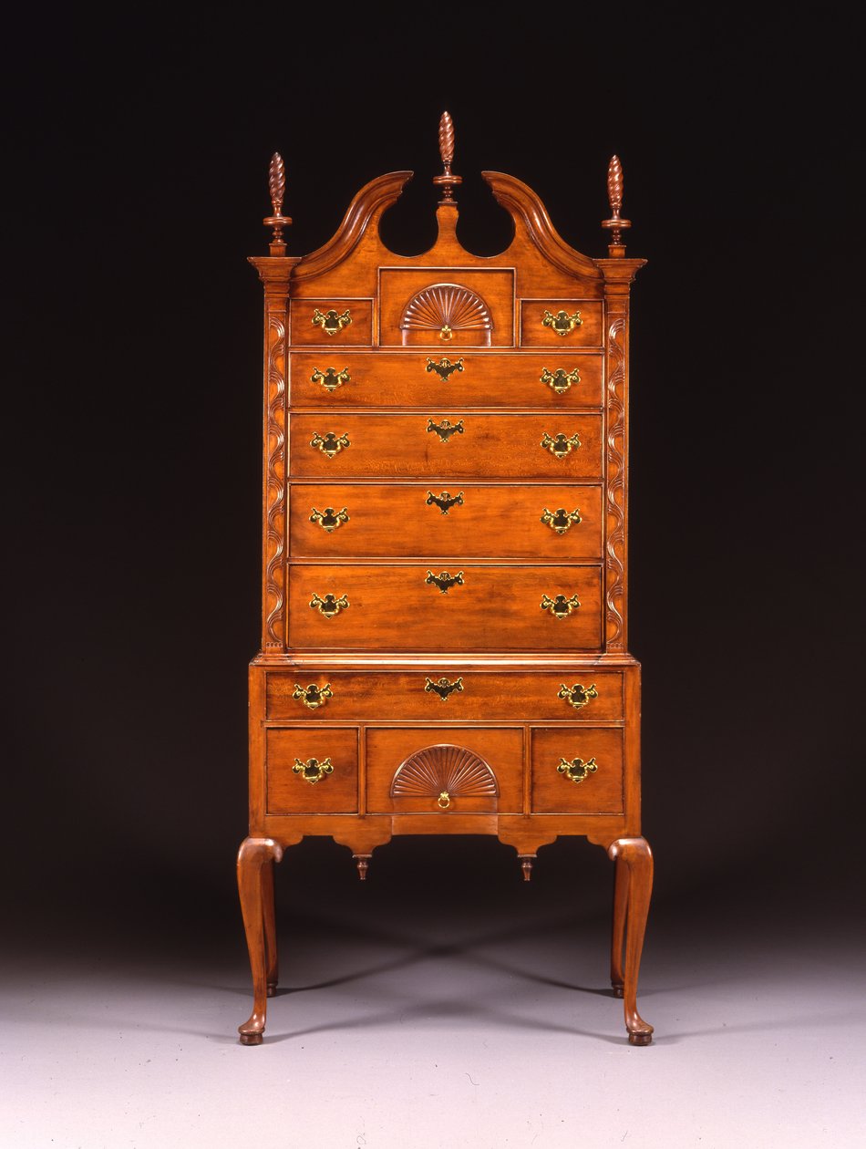 Hawley-Clarke-Lyman-familjen Queen Anne snidade hög byrå, Hadley eller Springfield-området, Massachusetts, ca 1750-70 (körsbärsträ) av Eliakim (school of) Smith