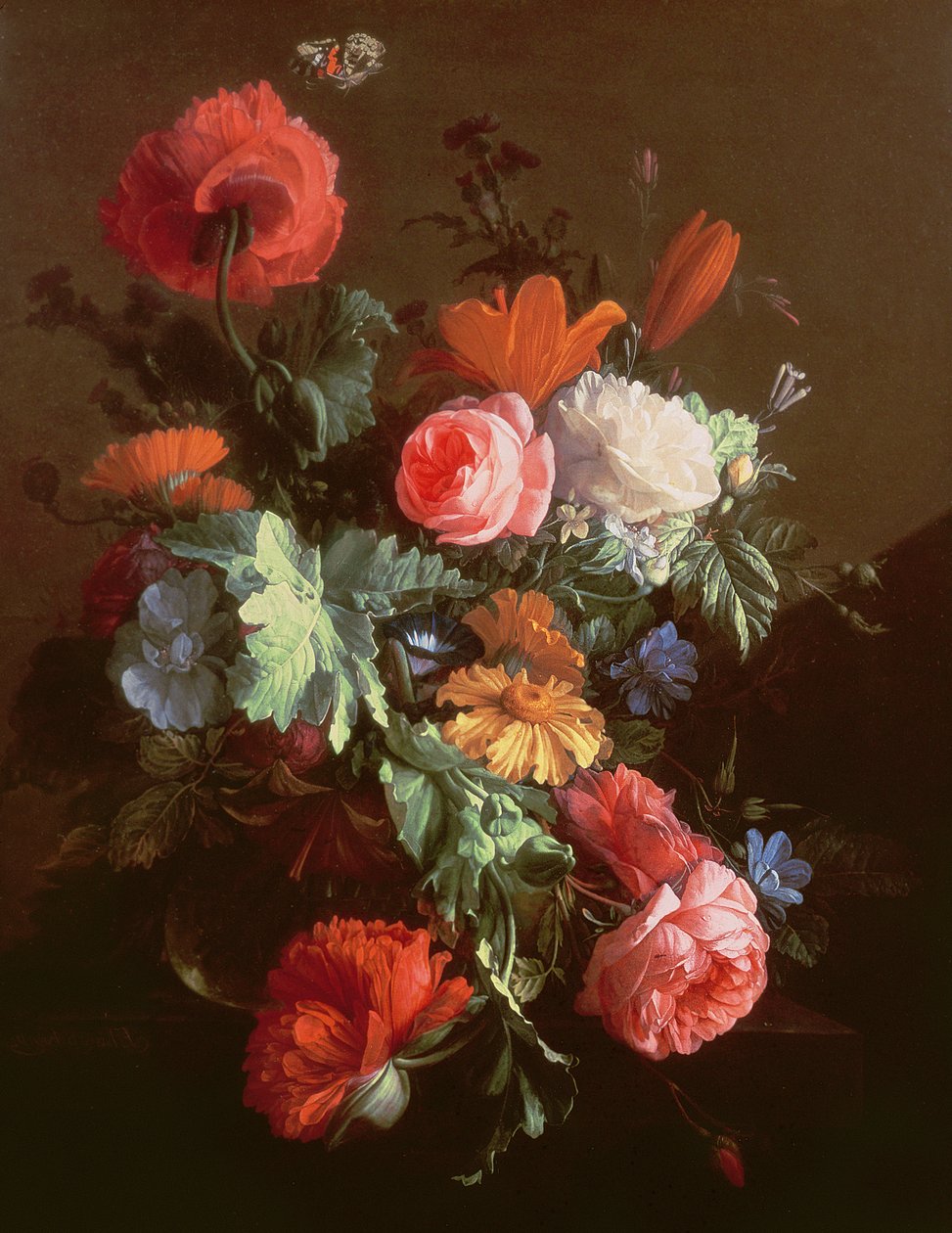 Vallmo, rosor, liljor, prästkragar, en Convolvulus och andra blommor i en glasskål på en ledge, med en vitkålsfjäril ovanför. av Elias van den Broeck