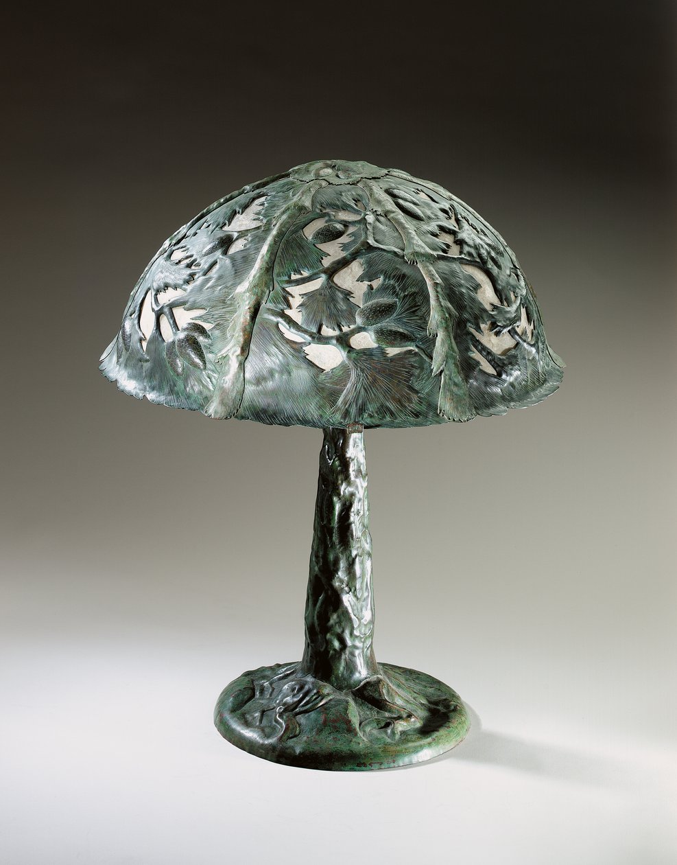 Bordslampa, ca 1910 (patinerad mässing och skal) av Elizabeth Eaton Burton