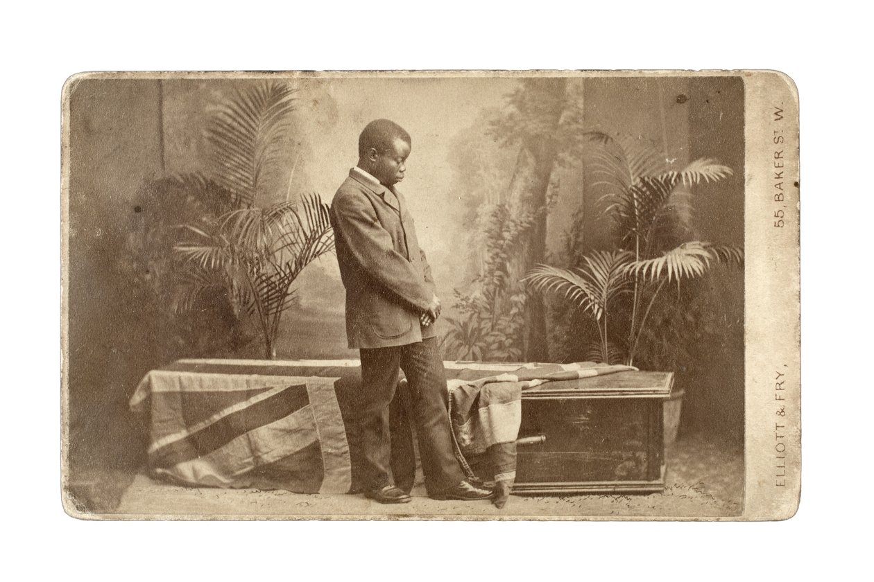Jacob Wainwright med Livingstones kista, London, 1874 (albumenprint) av Elliott und Fry Studio