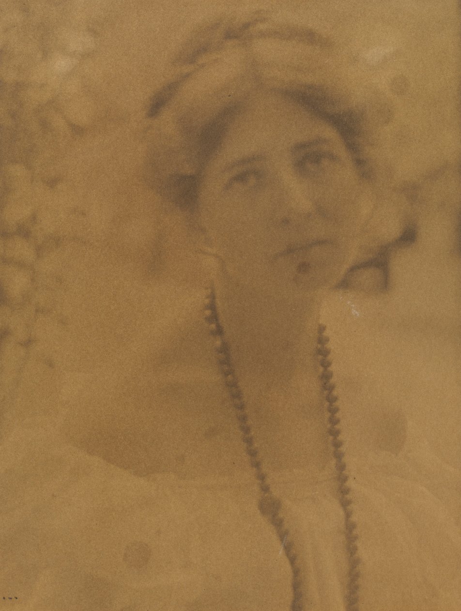 Porträtt av Julia Hall McCune 1882-1971, ca. 1898. av Ema Spencer