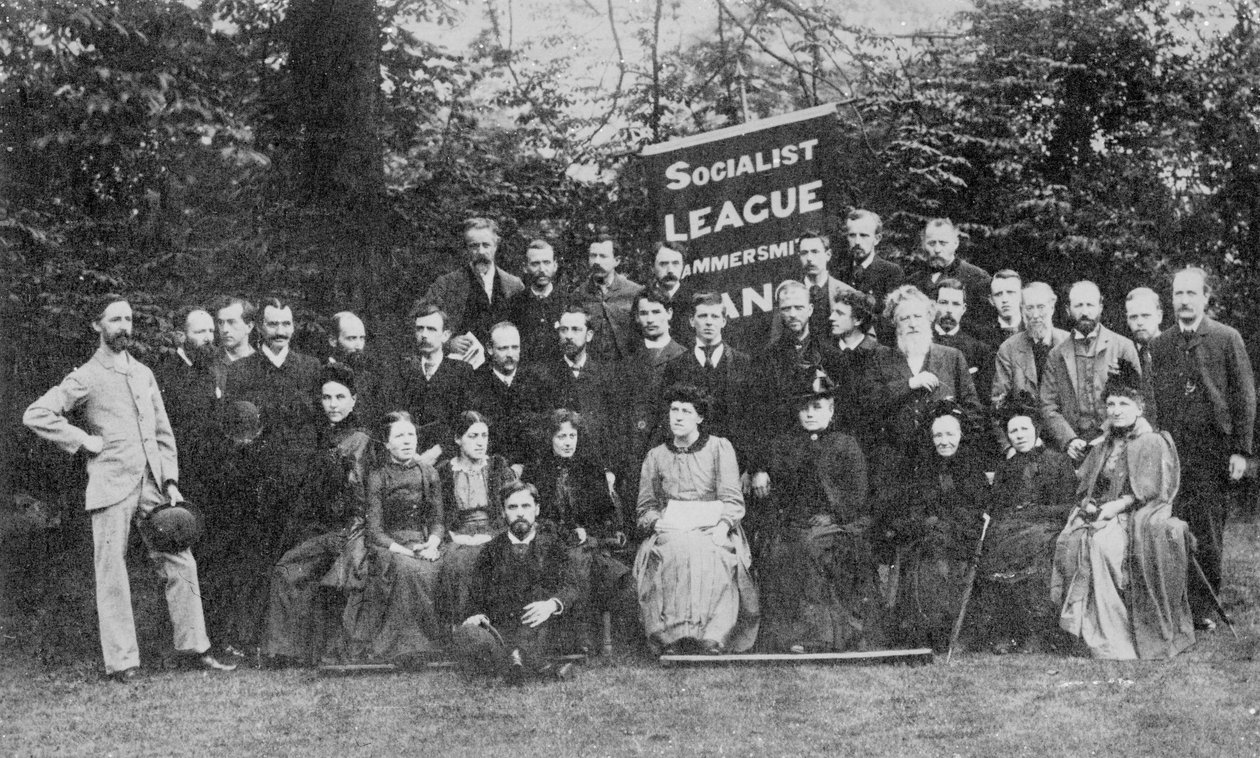 William Morris och Hammersmith Socialist League, ca 1885 (svart foto) av Emery Walker