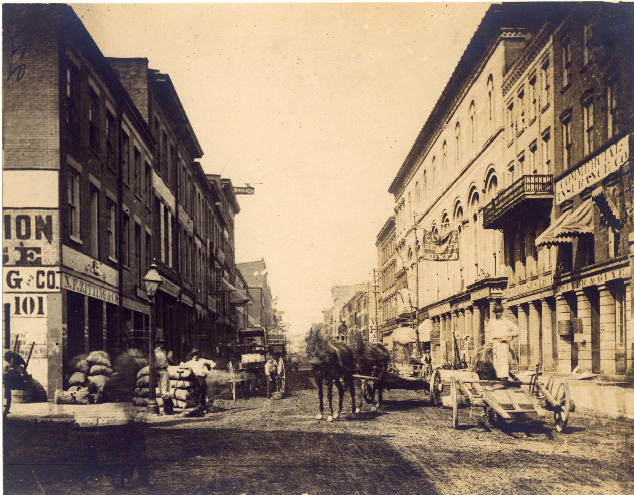 Företag längs Main (First) Street, norr om Walnut Street av Emil Boehl