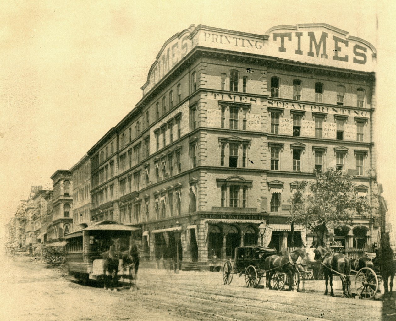 St. Louis Daily Times-byggnaden i nordöstra hörnet av Broadway och Chestnut Street. av Emil Boehl