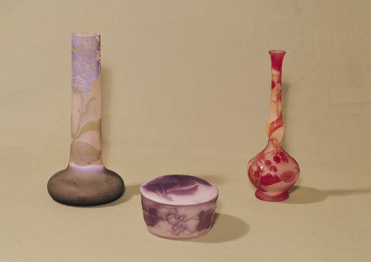 Två vaser och en bonbonniere, 1800-1900-tal (glas) av Emile Galle