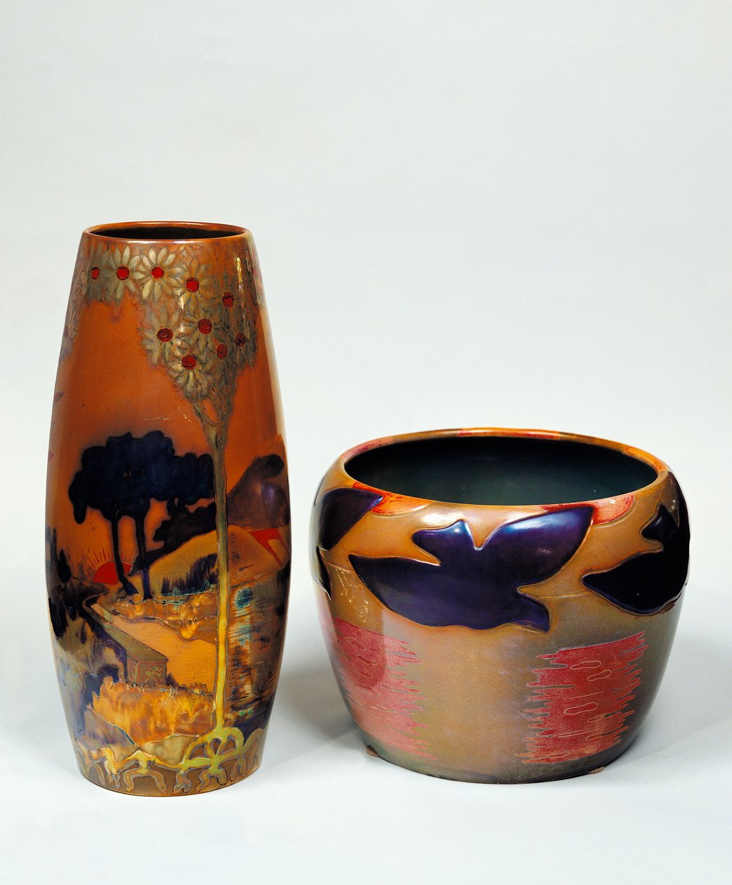 Cameo glasvaser med klotformade kroppar av Emile Galle