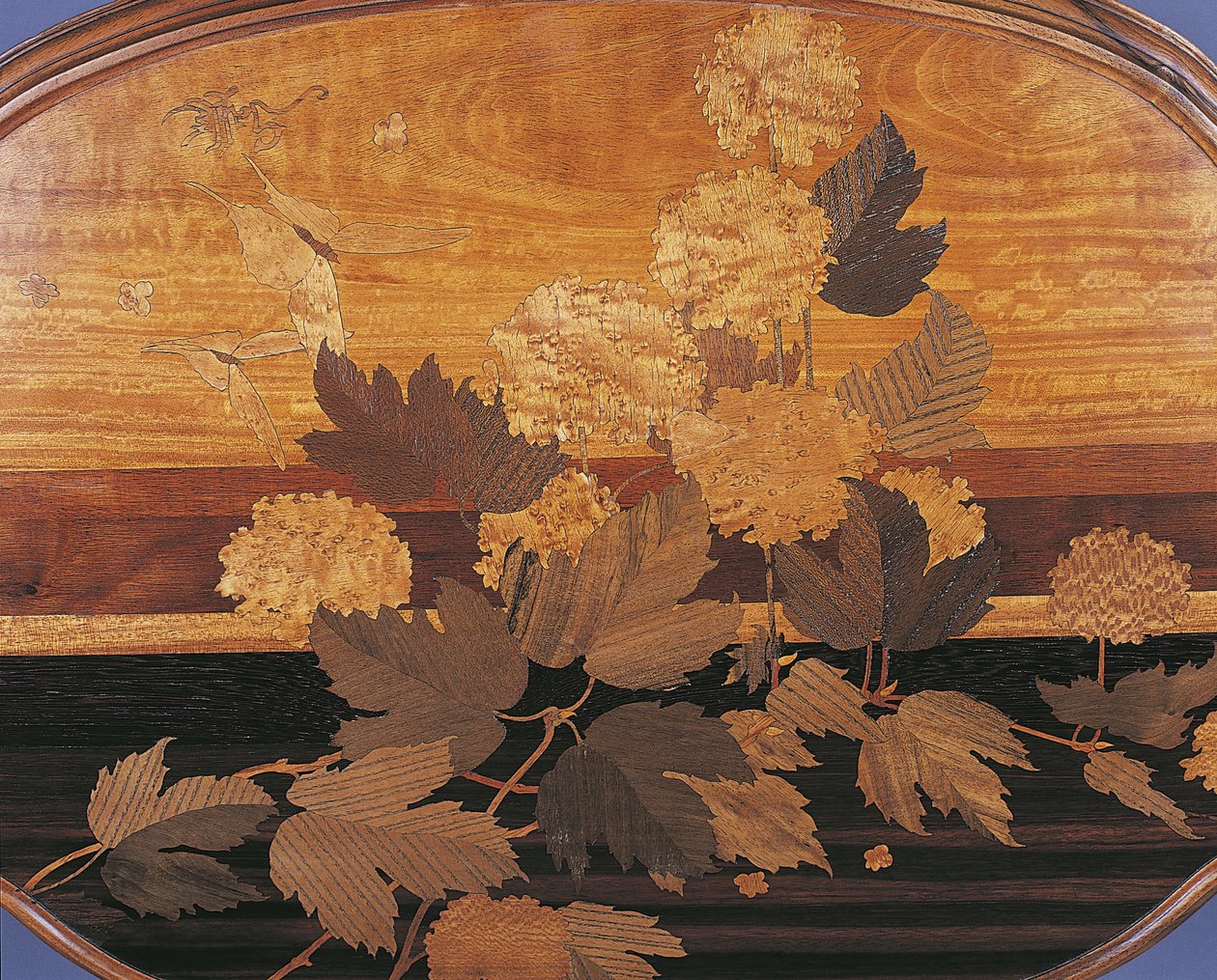 Närbild av ett ovalt tebord, Frankrike av Emile Galle