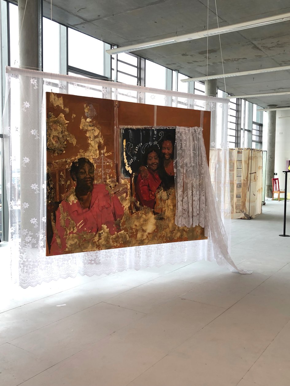 Matrilineality, 2019, Olja, akryl, tyg, tryck och imitation av bladguld på duk av Emma Prempeh